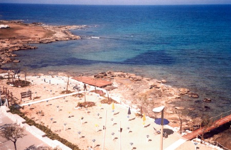 Spiaggia privata di un Hotel su un  mare azzurro e 
cristallino