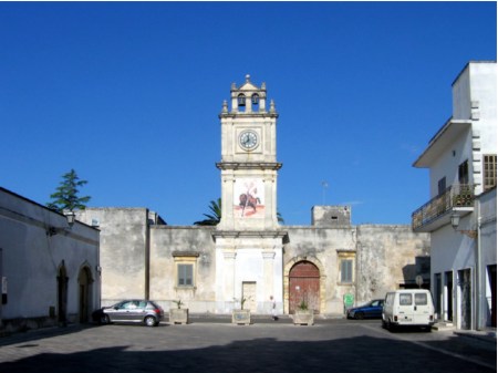 Piazza Mons. Durante: Torre con l'orologio